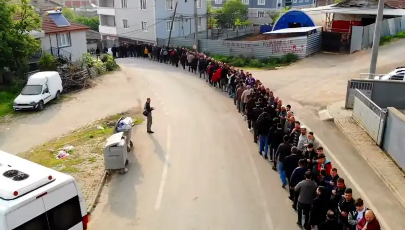 Bursa'da Bayram Geleneği Devam Ediyor: Uzun Kuyruklar Dikkat Çekti